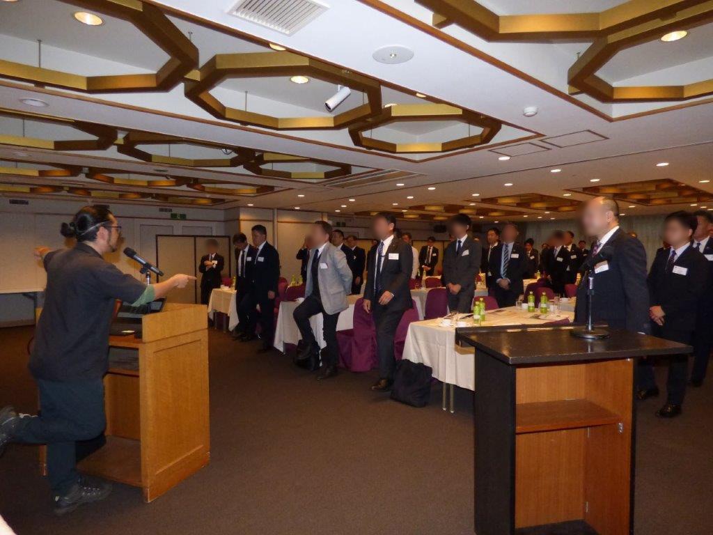 樹海の木の立ち方を体験的に学ぶため、講師である服部太喜と参加者が片足で立つワークを行う場面。