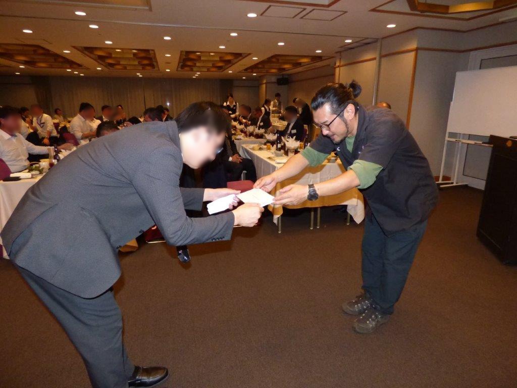 参加者と笑顔で挨拶を交わす、服部太喜の姿。