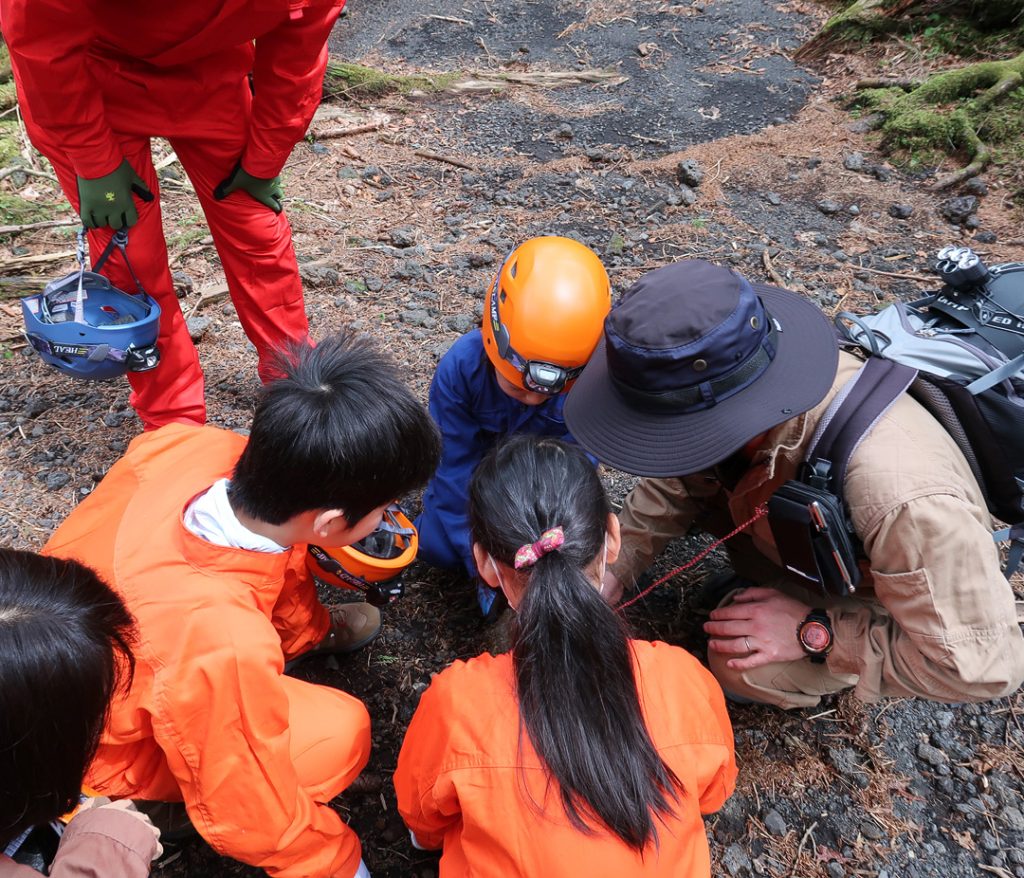 青木ヶ原樹海では子どもの学びがたくさん！