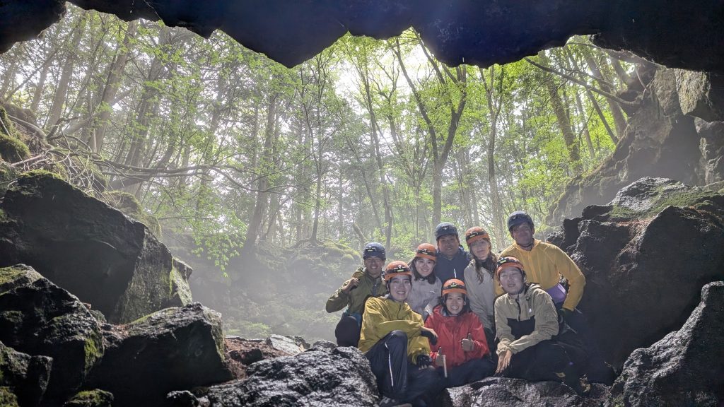 洞窟入口での記念撮影をするグループ - 富士山・樹海エコツアーは FUJI HAT 洞窟入口での記念撮影をするグループ
