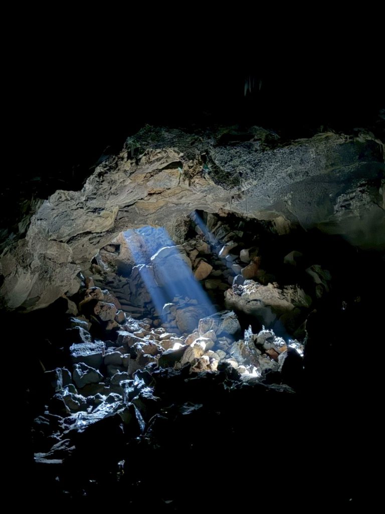 洞窟の天井から射しこむ神秘的な光の柱(光芒)